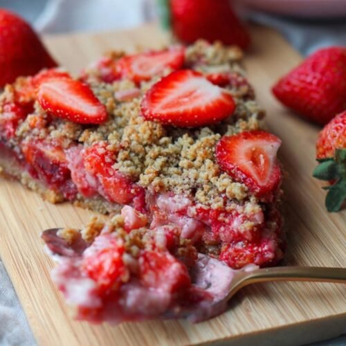 Keto Strawberry Rhubarb Crumble